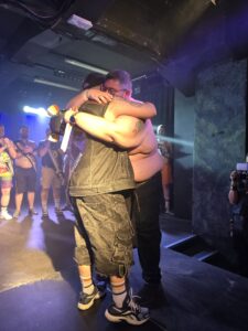 Alex e Bruno se abraçam após a nomeação de Alex como Mister Bear Europe 2025